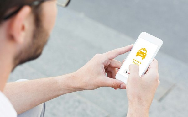 Quali sono le migliori strategie di prezzo per un nuovo smartphone di fascia alta in un mercato competitivo?