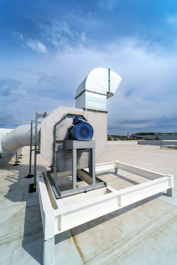 Come progettare un sistema di ventilazione incrociata per una casa con ambienti multipli?