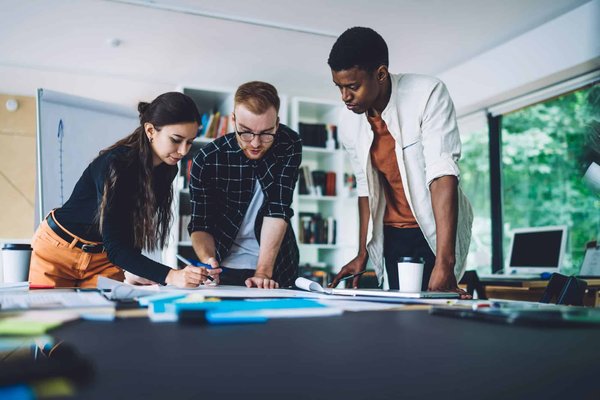 Come abbinare correttamente le calzature sportive con un blazer per un look smart-casual?